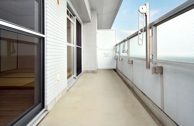 バルコニー　暖かな日差しのふりそそぐバルコニー