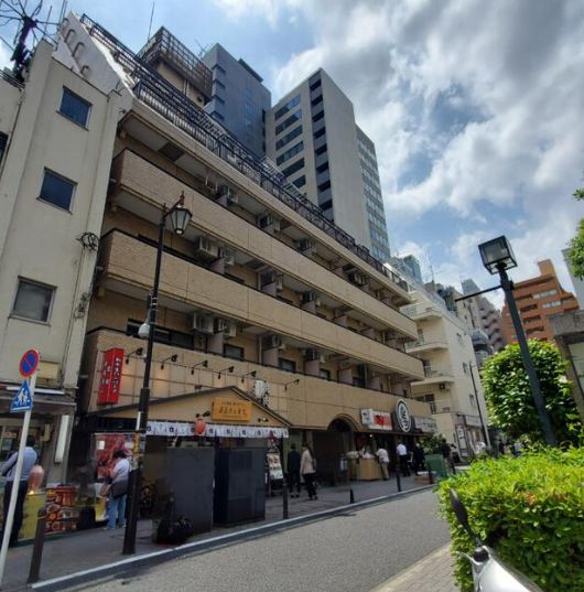 建物外観　★1F部分含め、近隣に飲食店やコンビニ等あり便利です