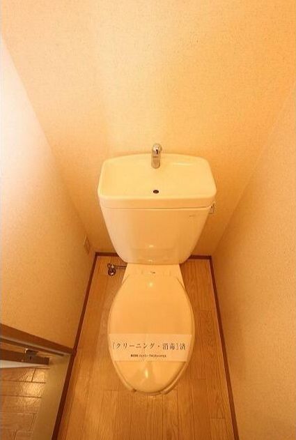 トイレ　落ち着いた色調のトイレです