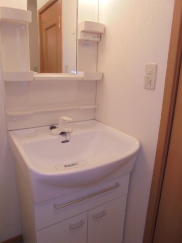 洗面設備　ゆったりとスペースのある洗面所