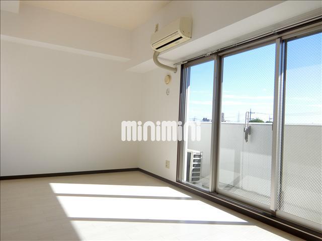 居室・リビング　大きな窓で日当たりがよいですね