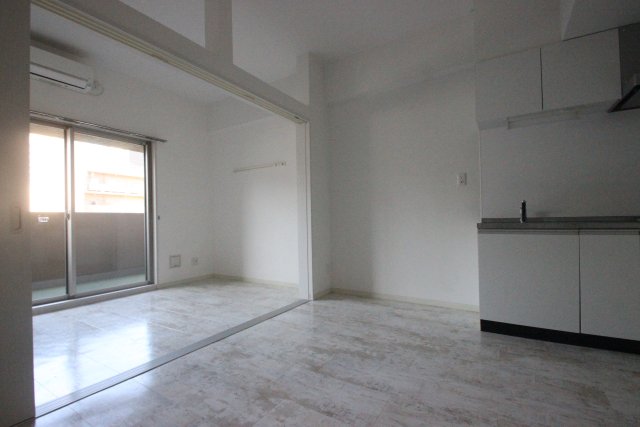 居室・リビング　同物件別室です。