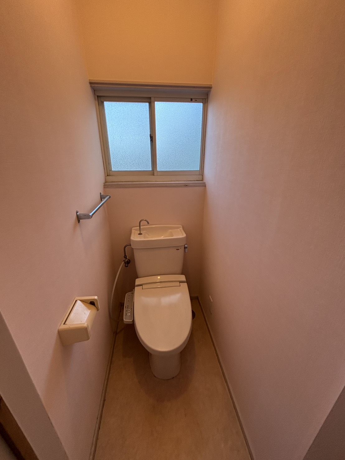 トイレ　温水洗浄便座になります