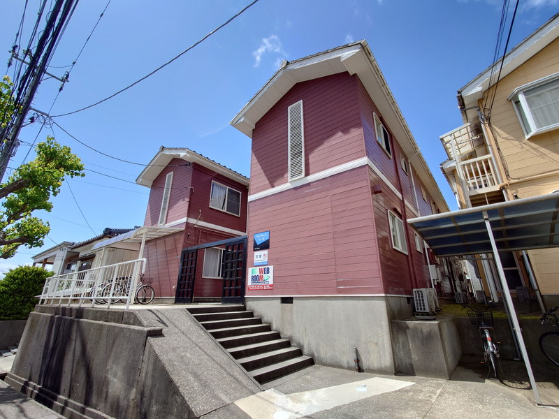 建物外観　落ち着いた色調の2階建てアパート