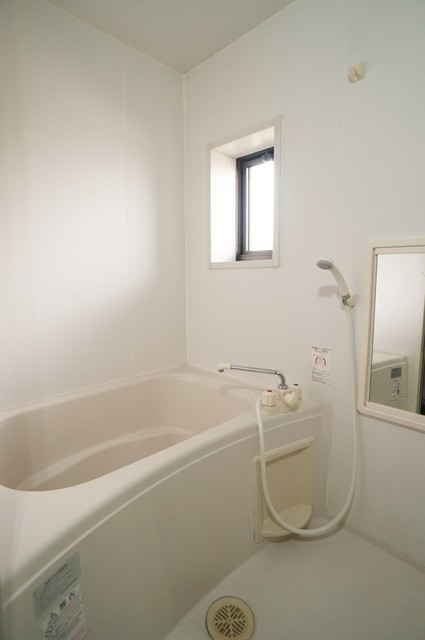 バス・シャワールーム　清潔感のある浴室で、１日の疲れを癒しリラックスできます。