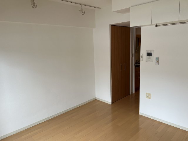 居室・リビング　エアコン・照明付きの洋室です♪