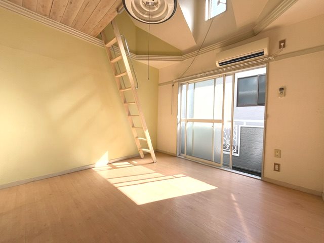 居室・リビング　クリーニング前の写真です。