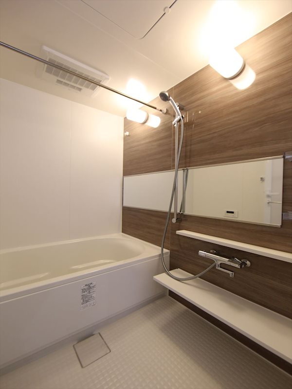 バス・シャワールーム　浴室暖房乾燥機付　追い焚き・オートバス機能付お風呂