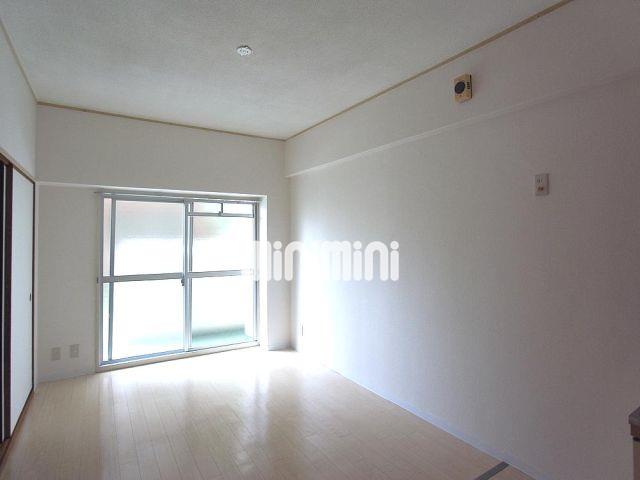 居室・リビング　清潔感のある白色を基調としたお部屋です！