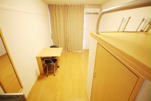 居室・リビング　お部屋の扉を開けると、こんな感じです。