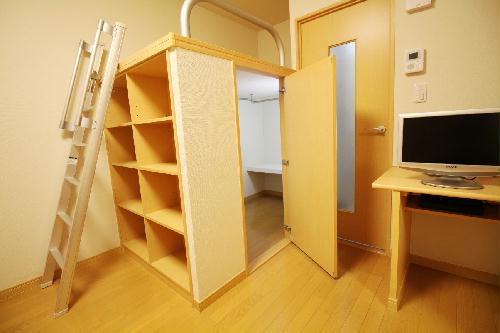 収納　ベッド下は本棚だけでなく、ウォークインクローゼットも！