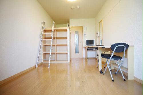 居室・リビング　シングルサイズベッドの下は、本棚としても使えます♪