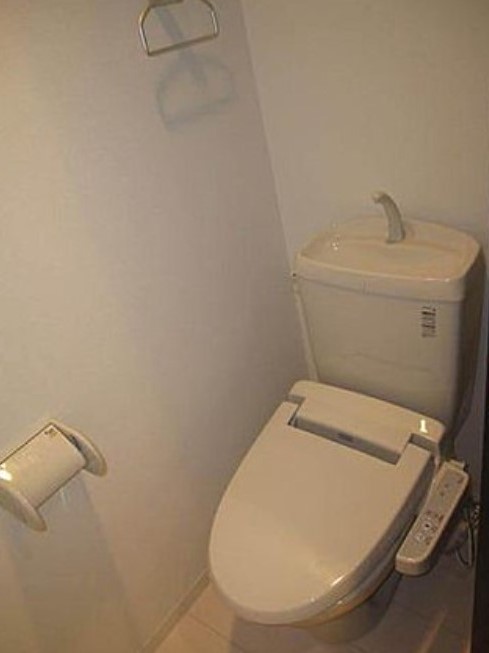 トイレ　別部屋参考写真となります