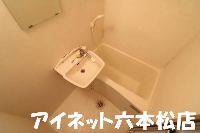 バス・シャワールーム　1日の疲れを癒しましょう。