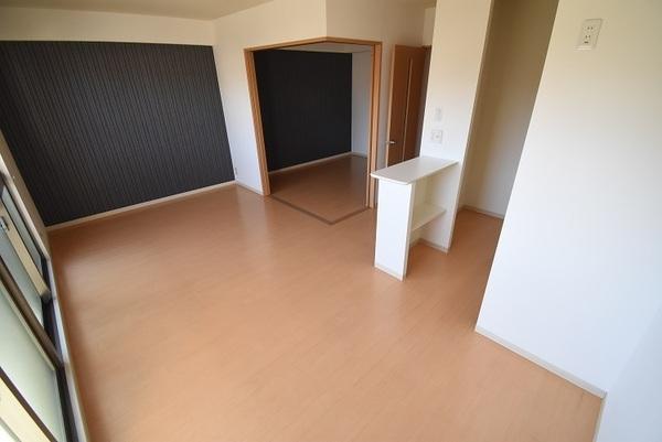 居室・リビング　同物件別室