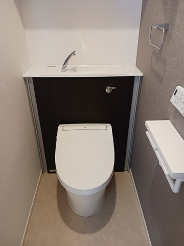 トイレ　落ち着いた色調のトイレです