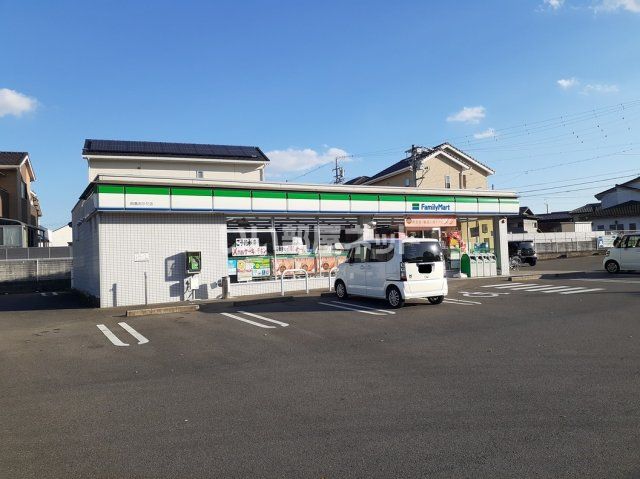 コンビニ　ファミリーマート 鈴鹿おかだ店（コンビニ）まで523m