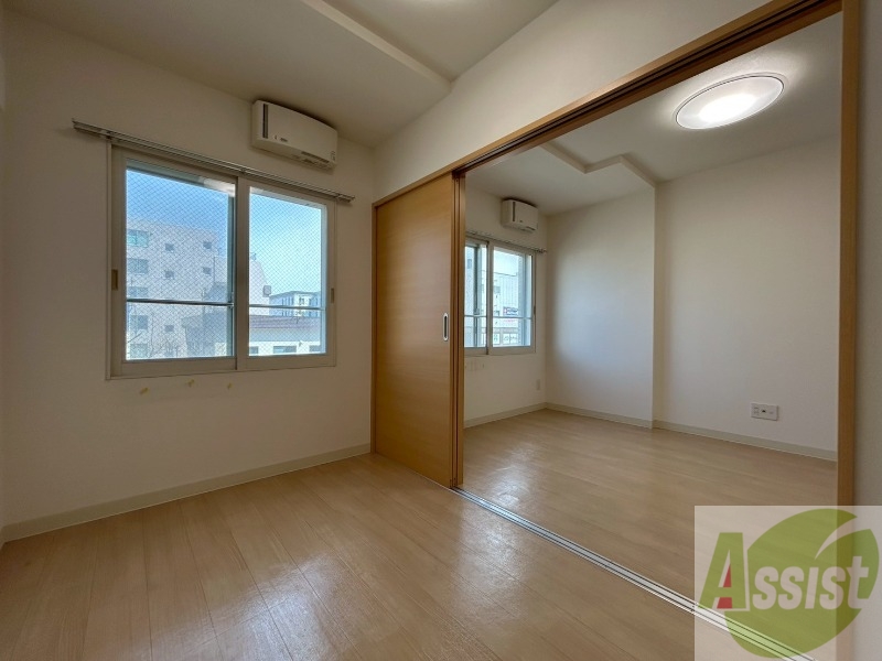 その他部屋・スペース　戸を閉めるとリビングと区切られた寝室にすることができますよ。