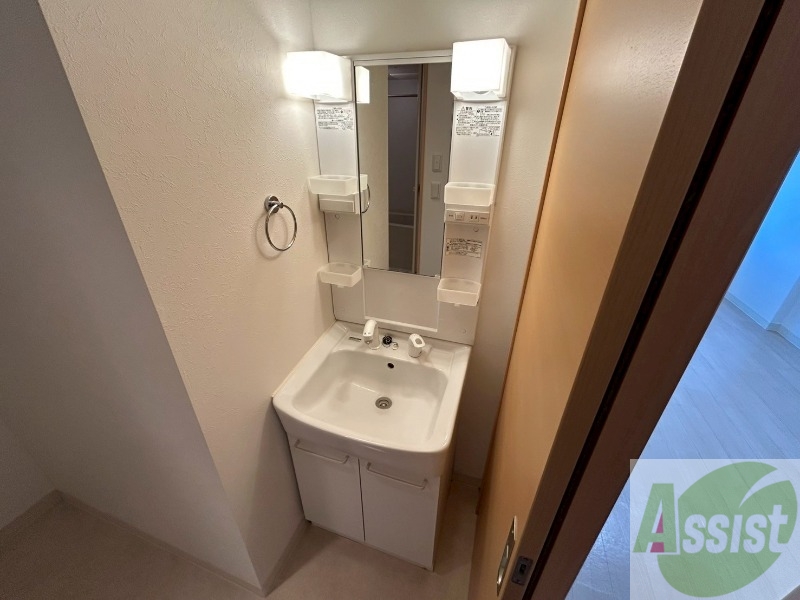 洗面設備　独立洗面台です。大きくてよいですね。シャンプーもできます。