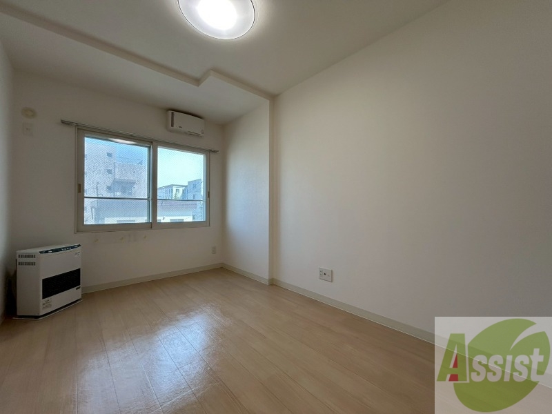 居室・リビング　日当たりが良くて心地よく過ごせそうなお部屋です。