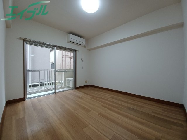 居室・リビング　※同棟別部屋の写真です