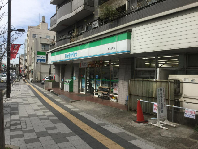 コンビニ　ファミリーマート浦和仲町店（コンビニ）まで242m