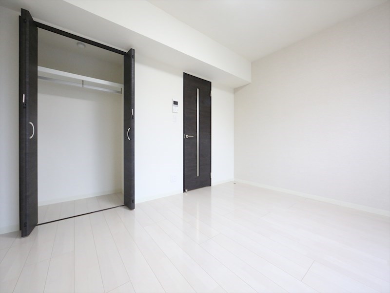 居室・リビング　洋室9.4帖　クローゼット付（収納充実してます）