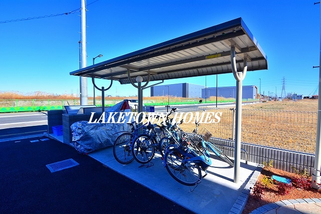 その他共有部分　敷地内に屋根付き駐輪場があります。