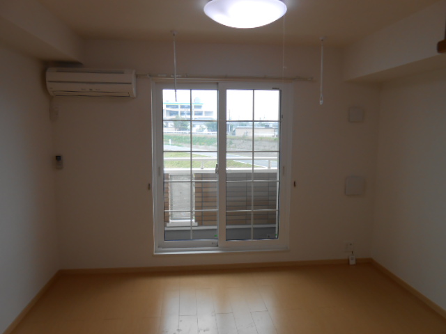 居室・リビング　南面リビング（エアコン完備）・全室照明付き