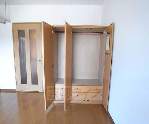 収納　洋服の収納も十分です。