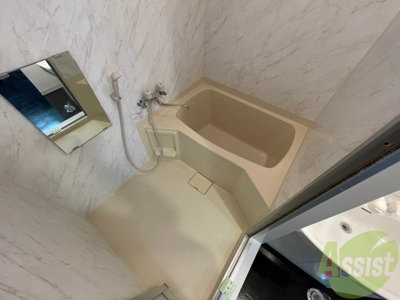 バス・シャワールーム　バスルームは狭すぎず、シャワーも浴びやすそうです。