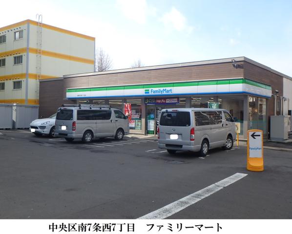 コンビニ　ファミリーマート（コンビニ）まで108m