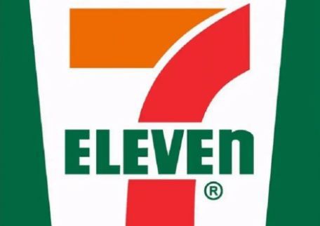 コンビニ　セブンイレブン（コンビニ）まで822m