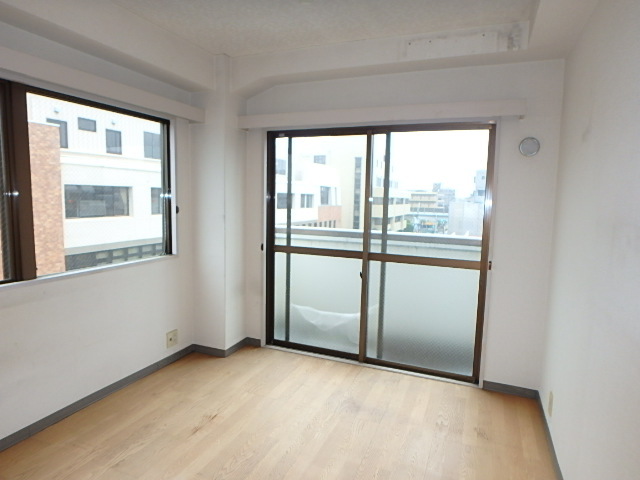 居室・リビング　前面開けていて明るいお部屋です