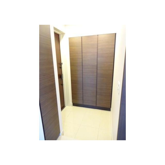 玄関　廊下から玄関の収納をみる