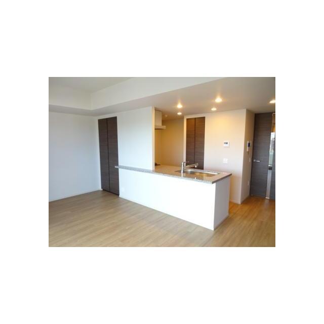 居室・リビング　リビングダイニングからキッチンをみる