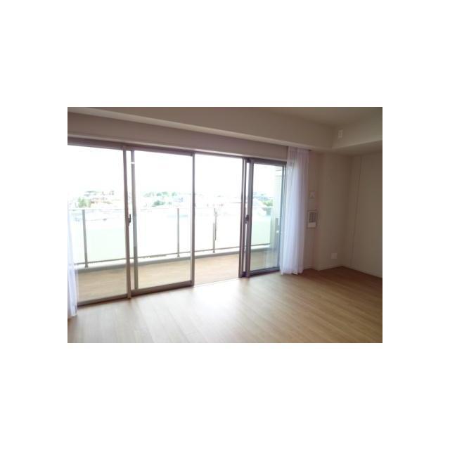 居室・リビング　リビングダイニングからバルコニーをみる