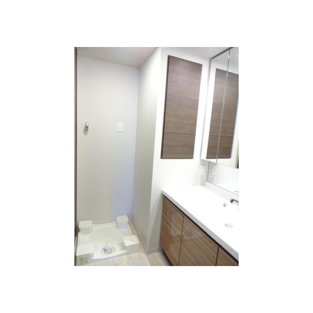 洗面設備　三面鏡タイプの洗面台、室内洗濯機置場