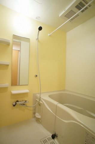 バス・シャワールーム　落ち着いた空間のお風呂です