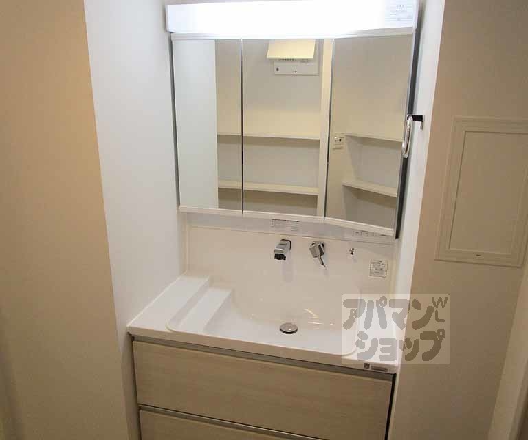 洗面設備　３０２号室の写真です。