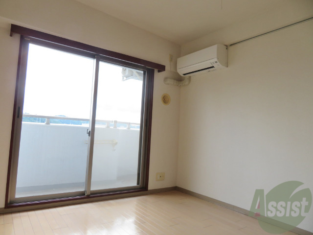 居室・リビング　大きな窓から日差しが差し込み明るいお部屋になってますよ。