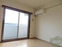 居室・リビング　大きな窓から日差しが差し込み明るいお部屋になってますよ。