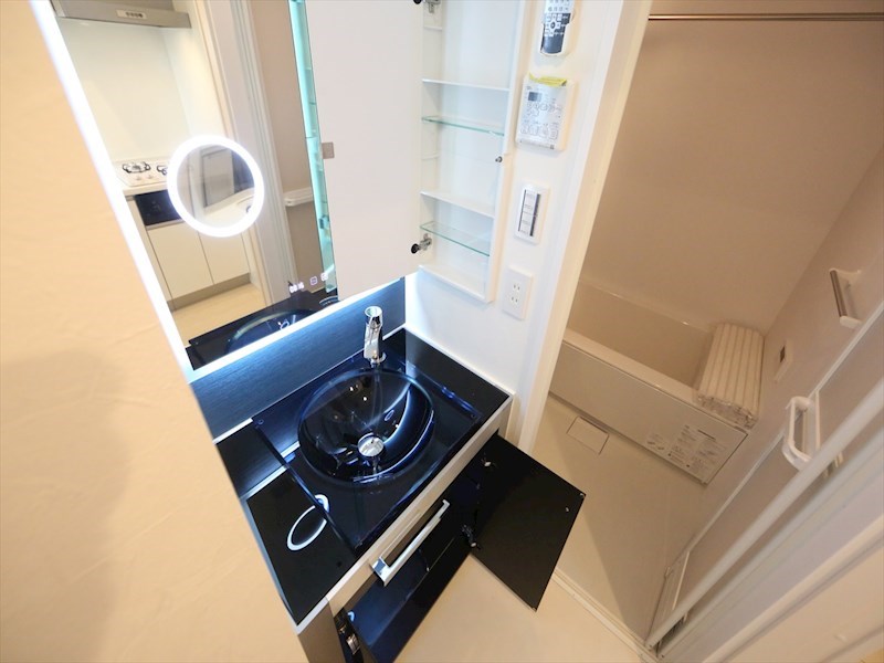 洗面設備　脱衣所　オシャレな独立洗面台　収納スペース有