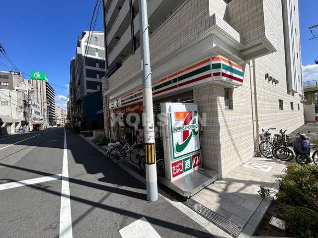 コンビニ　セブンイレブン（コンビニ）まで820m