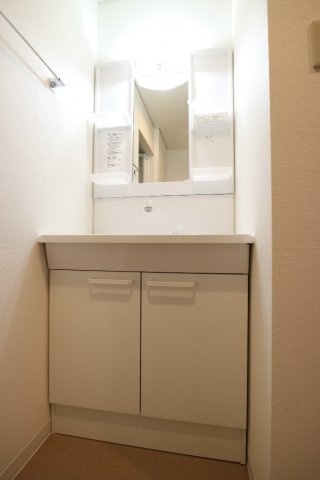 洗面設備　収納豊富な独立洗面台