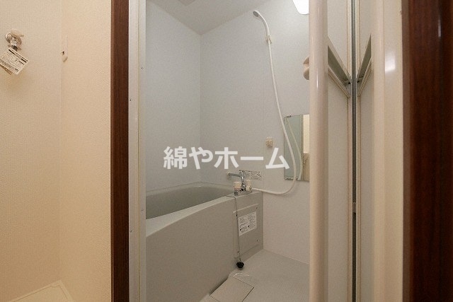 バス・シャワールーム　コンパクトで使いやすいお風呂です