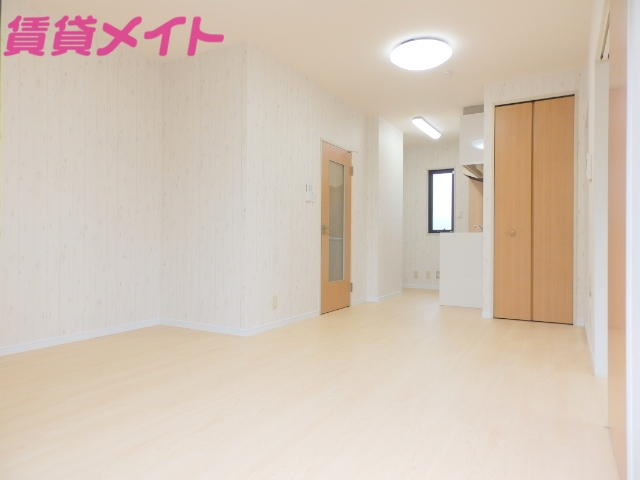 居室・リビング　同物件別部屋