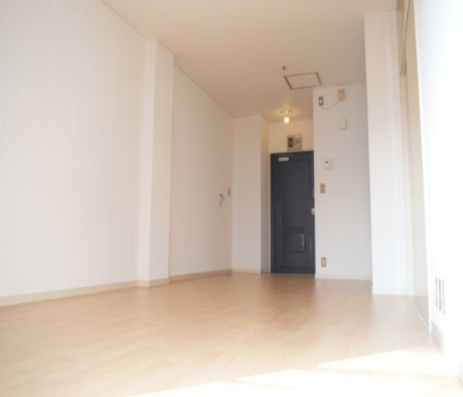 玄関　洋室11帖　広々とした明るいお部屋です。