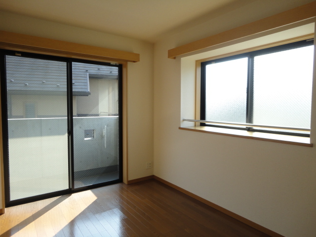 その他部屋・スペース　２面採光なので、明るく風通しのよい過ごしやすいお部屋です♪
