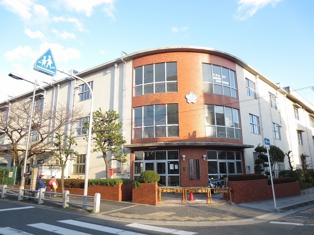 小学校　豊中市立南桜塚小学校（小学校）まで305m